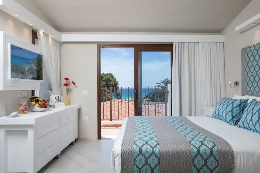 arredi-contract-camera-da-letto-albergo-hotel-cormoran-villasimius