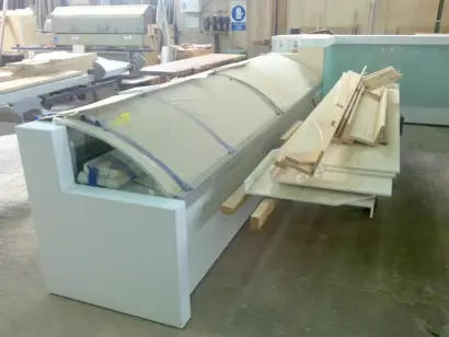 Vetrina refrigerata con vetro curvo su bancone in Corian e vetro bianco latte