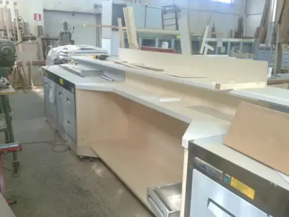 lavorazione del retrobanco in corian