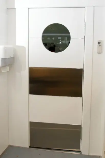 porta divisoria tra zona lavorazioni e retrobanco. profili in acciaio