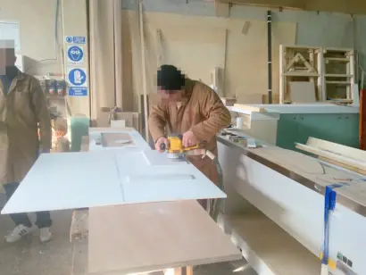 lavorazione dei pannelli in azienda