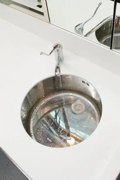 Lavello tondo in acciaio integrato a filo nel piano in Corian bianco, igienico e senza fughe